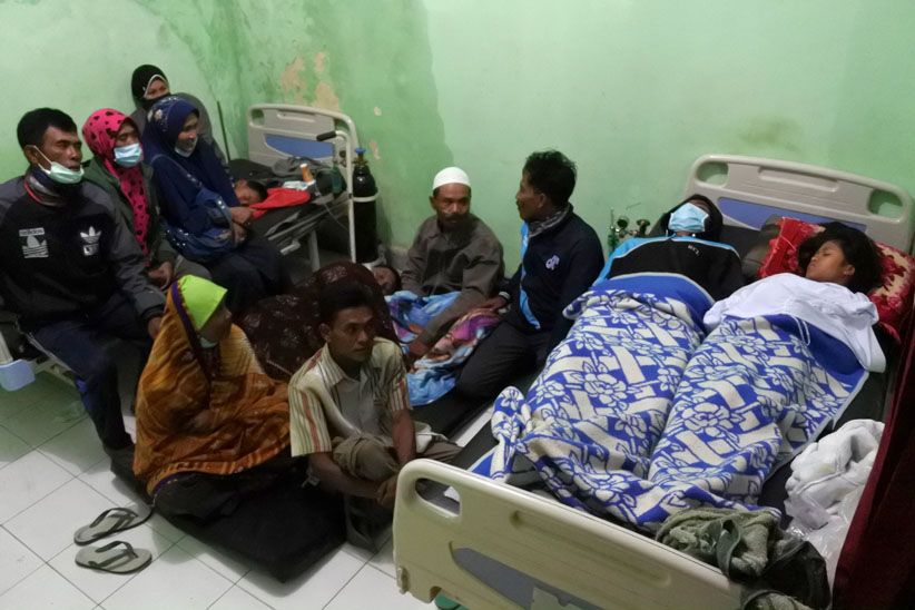 Puluhan Warga Pingsan Hirup Gas Beracun Kawah Ijen - Bagian 1