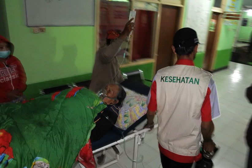 Puluhan Warga Pingsan Hirup Gas Beracun Kawah Ijen - Bagian 2