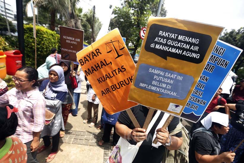 Mandi di Depan Balai Kota, Puluhan Warga Bawa Air dan Ember - Bagian 4