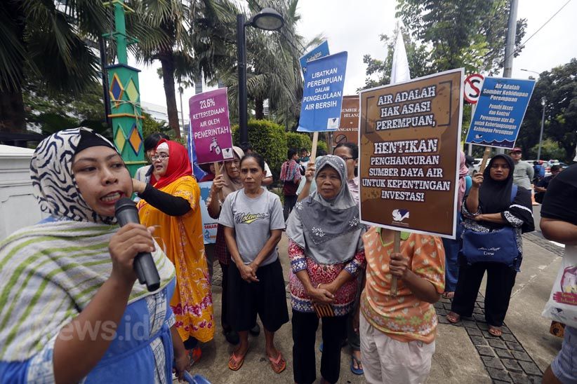 Mandi di Depan Balai Kota, Puluhan Warga Bawa Air dan Ember - Bagian 5