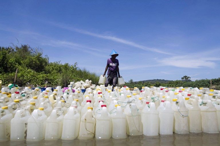 Ibu Ini Berenang di Sungai dengan Ratusan Jeriken Demi Air Bersih - Bagian 3
