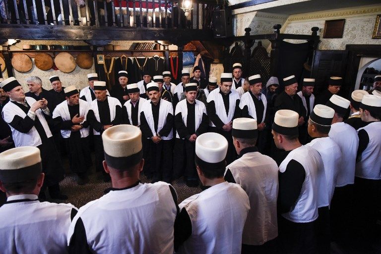 Tradisi Menusuk Pipi dengan Besi Ini Bikin Ngilu - Bagian 9