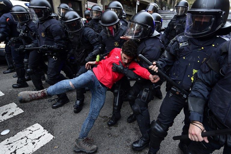 Pemimpin Catalunya Ditangkap, Warga Bentrok dengan Polisi - Bagian 4
