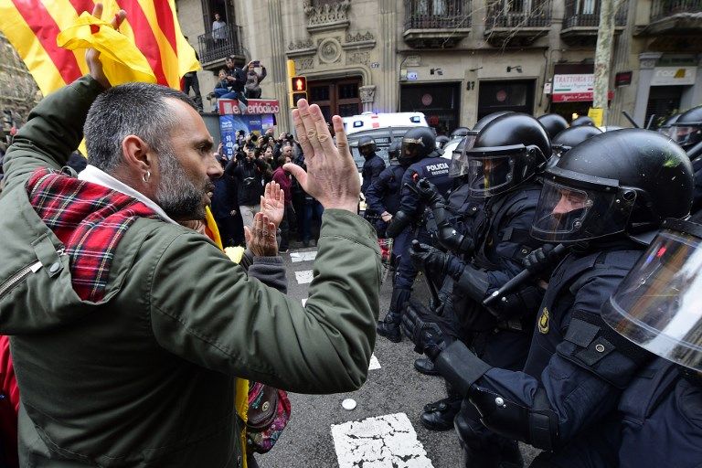 Pemimpin Catalunya Ditangkap, Warga Bentrok dengan Polisi - Bagian 2