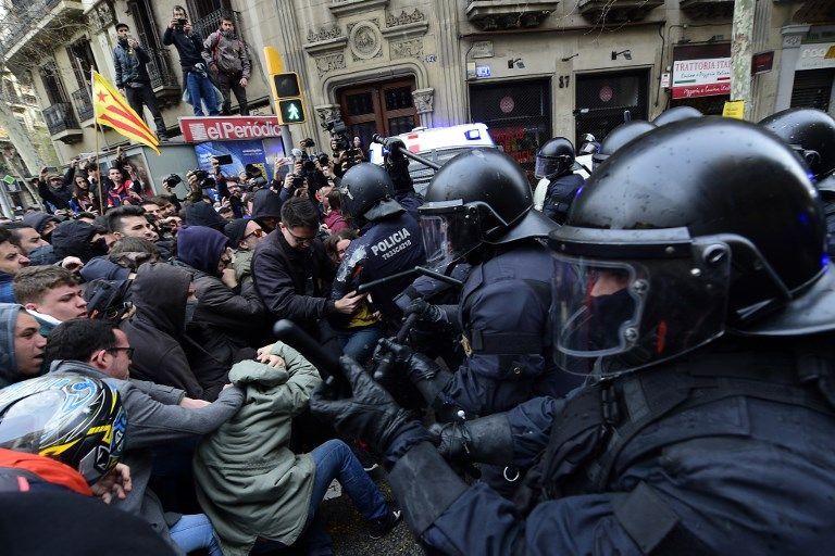 Pemimpin Catalunya Ditangkap, Warga Bentrok dengan Polisi - Bagian 3