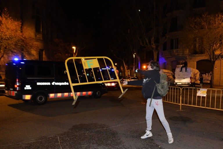 Pemimpin Catalunya Ditangkap, Warga Bentrok dengan Polisi - Bagian 8