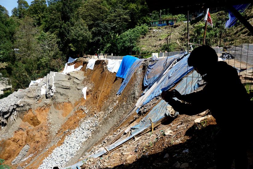 Longsor Sepanjang 150 Meter, Jalur Puncak Ditutup - Bagian 2