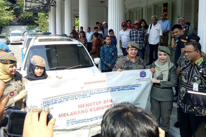 Anies Kerahkan 30 Satpol PP Cantik Eksekusi Hotel Alexis - Bagian 4