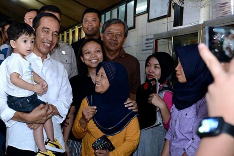 Melihat Asyiknya Keluarga Jokowi Makan Soto Gading di Solo - Bagian 6