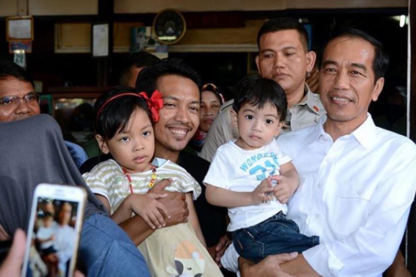 Melihat Asyiknya Keluarga Jokowi Makan Soto Gading di Solo - Bagian 4
