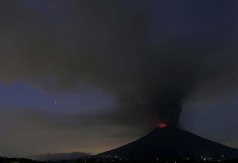 Sinar Api di Kawah Gunung Agung Mulai Intens Teramati