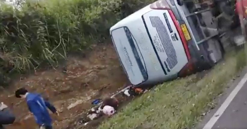 Bus Terbalik di Tanjakan Emen Rombongan Wisata dari Ciputat