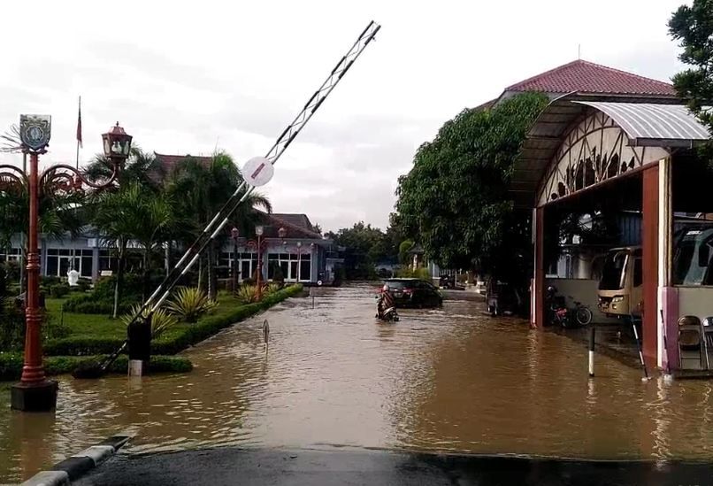 Kompleks Kantor Bupati Kendal Banjir, PNS Nekat Terobos Genangan