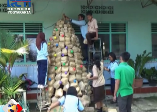 Siswa SMK Penabur Purworejo Buat Pohon Natal dari Besek