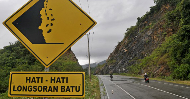 Tertutup Longsor, Jalur Bandung-Cianjur Selatan Terputus
