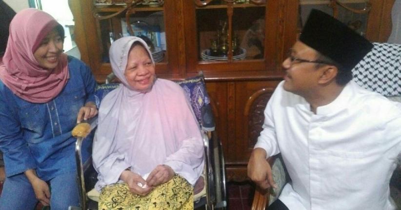 Kunjungi Pedangdut Ida Laila, Gus Ipul Janji Perhatikan Mantan Artis