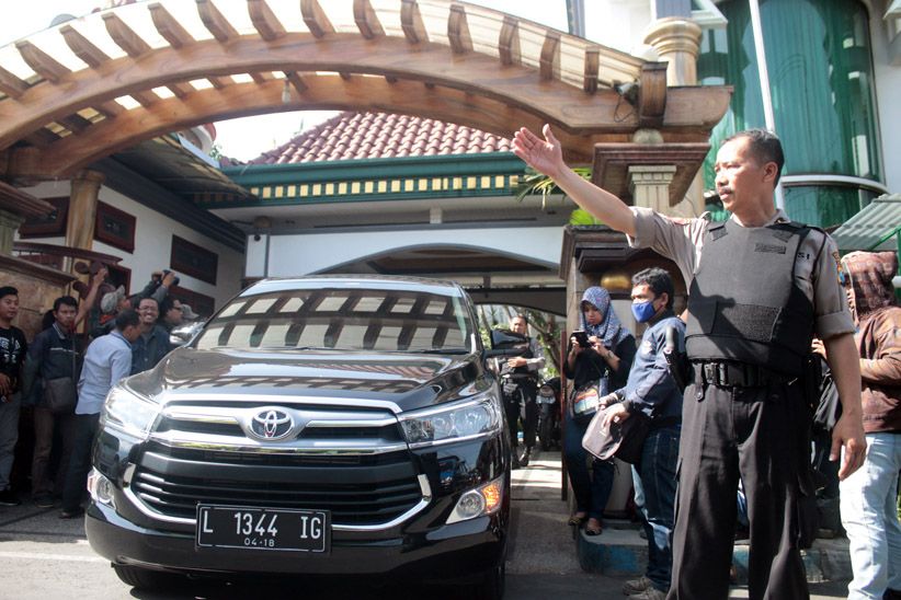 KPK Geledah Rumah Wali Kota Malang - Bagian 1