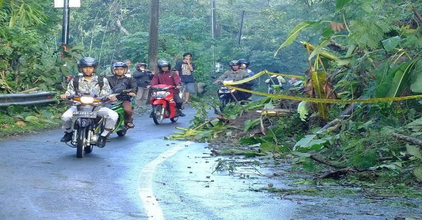 Hujan Deras Mengguyur, 3 Jalan di Kulonprogo Tertutup Longsor