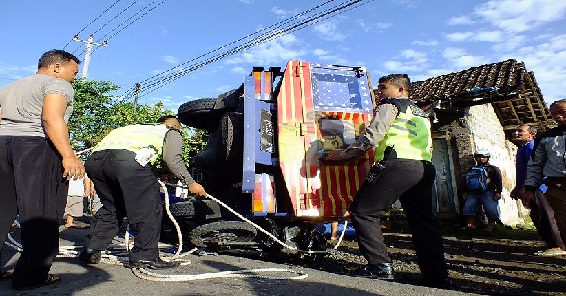Diduga Sopir  Mengantuk, Truk Terguling dan Menimpa Pengendara Motor