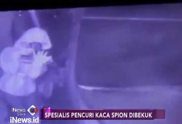 Terekam CCTV, Spesialis Pencuri Spion Mobil Diringkus Polisi
