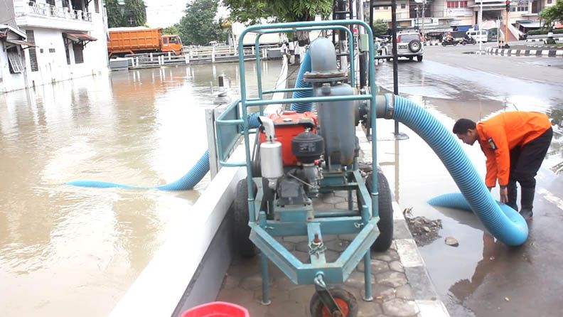 Pompa Air dan Mobil Damkar Dikerahkan Sedot Banjir di Kantor Bupati
