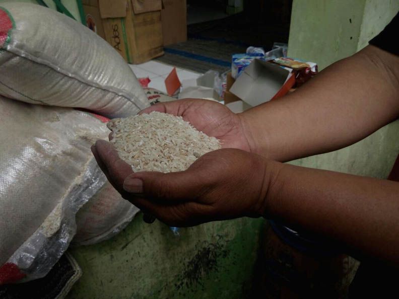 Beras Korban Banjir Tak Layak Konsumsi