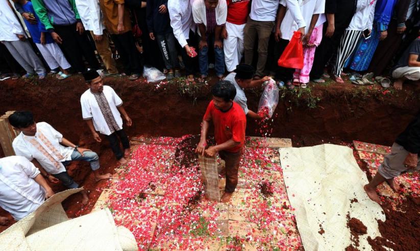 Ribuan Pelayat Antar 18 Korban Kecelakaan Bus yang Dikubur Massal di TPU Legoso - Bagian 1