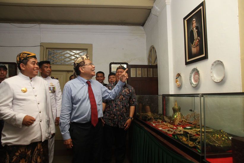 Rizal Ramli Kunjungi Keraton Kacirebonan dan Ziarah Makam Sunan Gunung Jati - Bagian 1