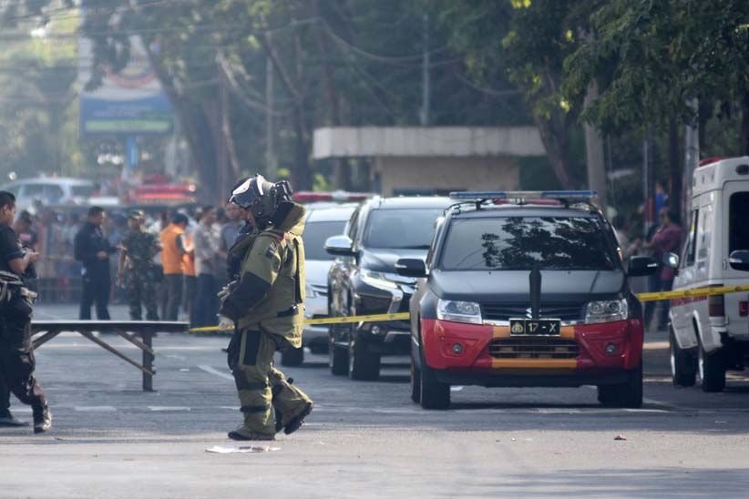 Khawatir Masih Ada Bom, Petugas Sisir Gereja di Surabaya - Bagian 5