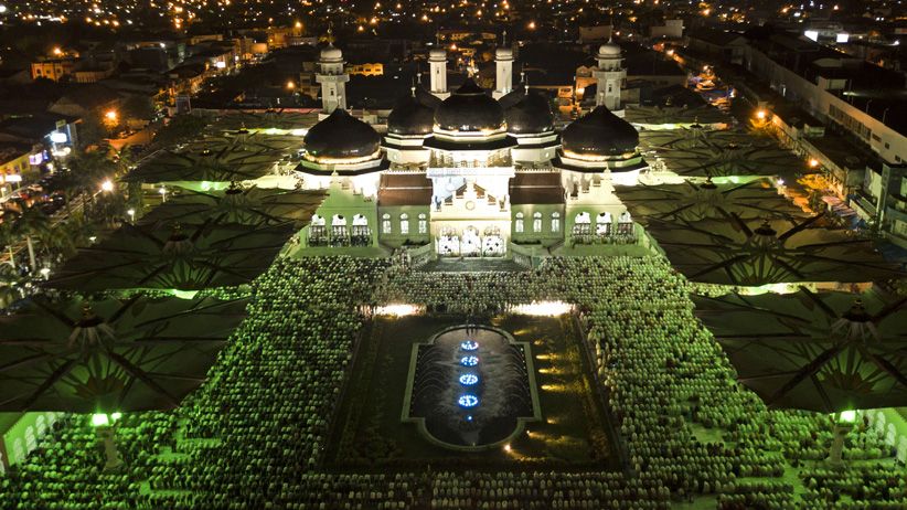 Salat Tarawih Pertama di Berbagai Daerah, Masjid-Masjid Dipenuhi Jamaah - Bagian 1