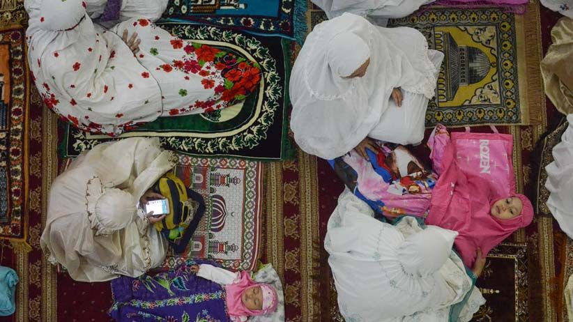 Salat Tarawih Pertama di Berbagai Daerah, Masjid-Masjid Dipenuhi Jamaah - Bagian 5