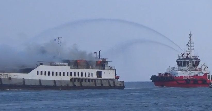KMP Labitra Terbakar di Selat Bali, Puluhan Penumpang Dievakuasi