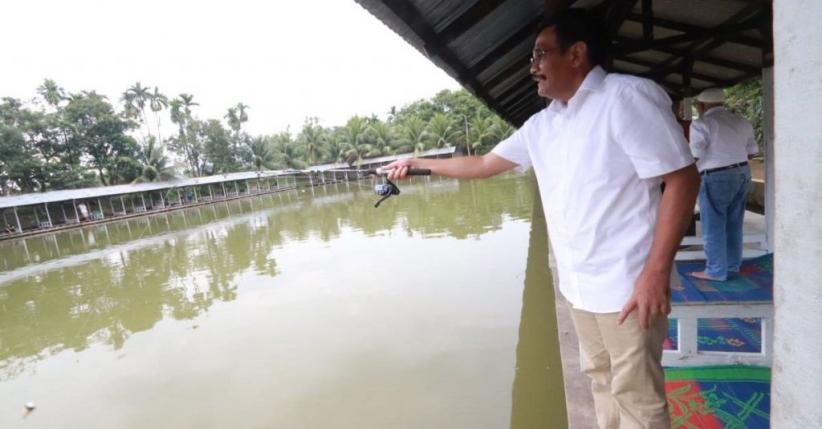 Ngabuburit, Djarot Pilih Memancing Ikan di Namorambe