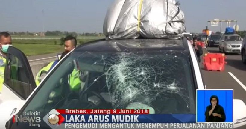 Diduga Mengantuk, Mobil Pemudik Tabrak Pembatas Jalan di Tol Brexit