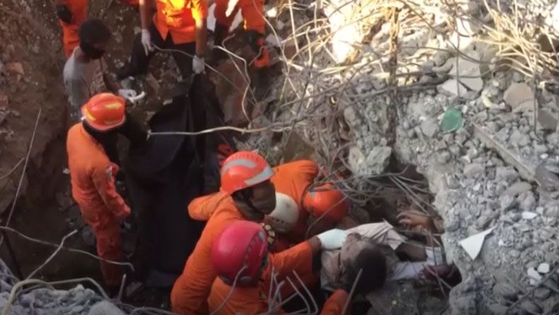 Tim SAR Evakuasi Jamaah Salat Isya di Masjid yang Roboh akibat Gempa