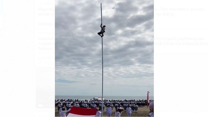 Viral Aksi Siswa SMP Panjat Tiang saat Tali Bendera Putus di Belu NTT