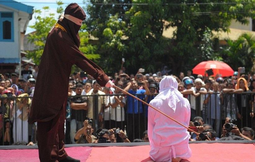 Dicambuk 100 Kali, Gadis Aceh yang Zina dengan Non-Muhrim Pingsan