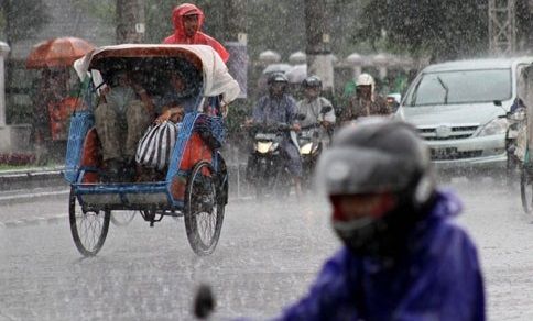 BMKG: Waspada Hujan Disertai Kilat dan Angin Kencang Landa Jateng