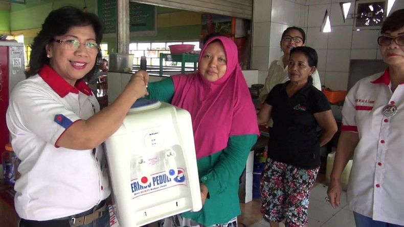 Gerkindo Perindo Bagi-Bagi Dispenser ke Pedagang di Minahasa Utara