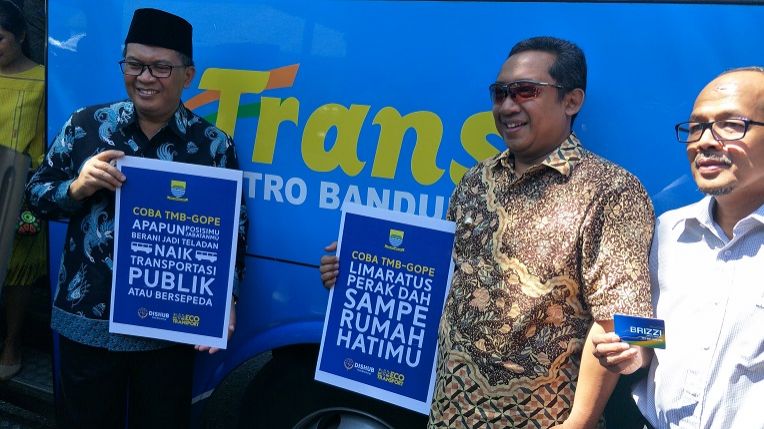 Naik Trans Metro Bandung Penumpang Cuma Bayar Rp500
