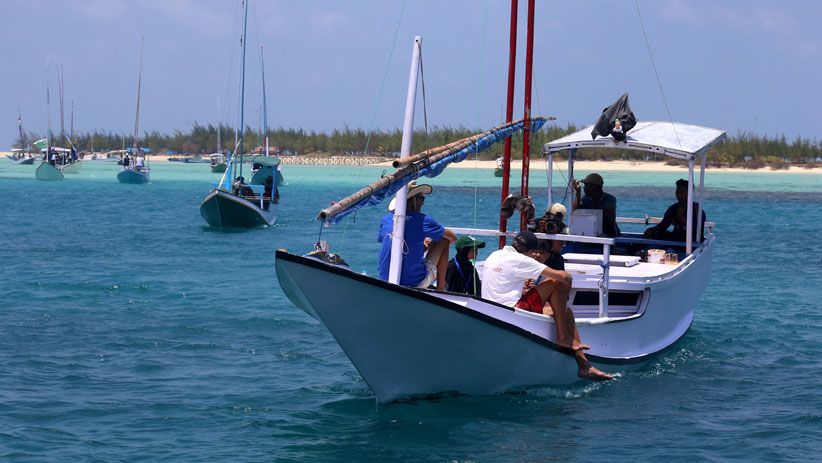 Peserta Wonderful Sail Indonesia Menikmati Keindahan Pulau Noko Bawean - Bagian 6