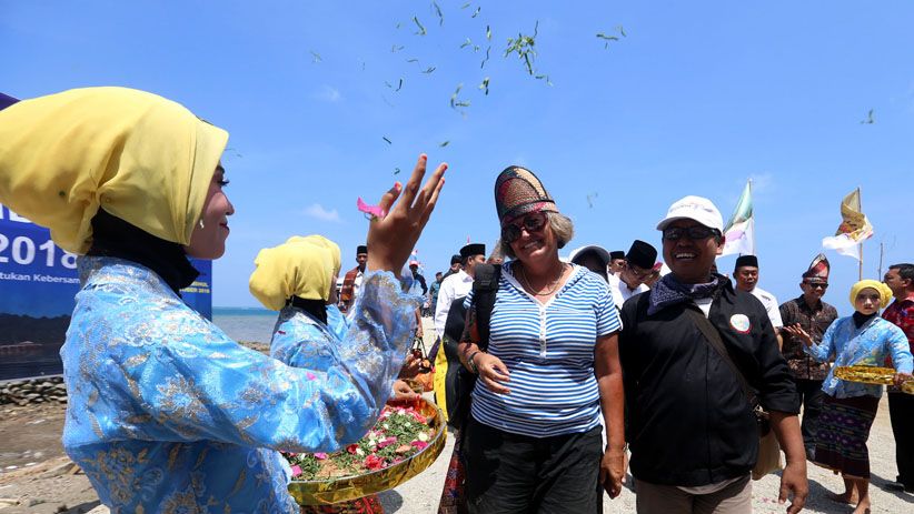 Peserta Wonderful Sail Indonesia Menikmati Keindahan Pulau Noko Bawean - Bagian 9