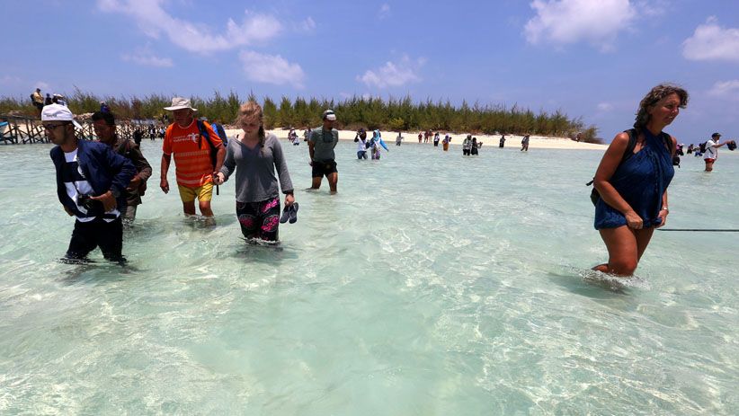 Peserta Wonderful Sail Indonesia Menikmati Keindahan Pulau Noko Bawean - Bagian 1