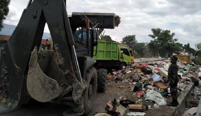 Prajurit TNI Kodam XIII Merdeka Bersih-Bersih Puing dan Sampah di Palu