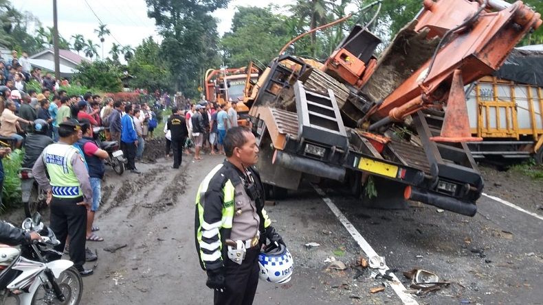 Laga Kambing 2 Truk Tewaskan 2 Korban, Jalur Medan-Karo Lumpuh Total