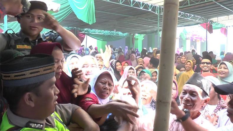 Warga Kendal Antre Berjam-jam Demi Sebungkus Nasi Suro Sunan Benowo