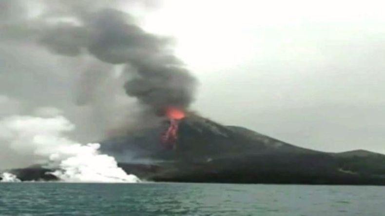 Longsoran Anak Krakatau Diduga Jadi Penyebab Tsunami Selat Sunda