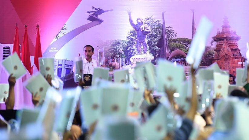 Presiden Jokowi Bagikan 5.000 Sertifikat Tanah untuk Warga Jakarta Selatan - Bagian 1