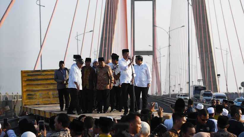 Presiden Jokowi Gratiskan Tarif Jalan Tol Jembatan Suramadu - Bagian 3