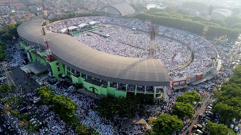 Ribuan Jamaah Ikuti Istigasah Kubro di GOR Delta Sidoarjo - Bagian 1